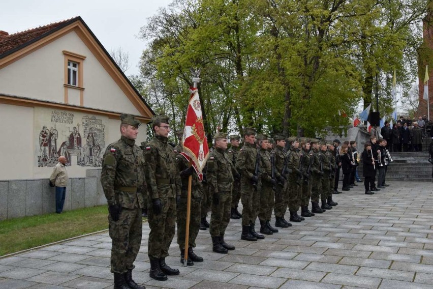 Obchody 3 Majowe w Gnieźnie: uroczystość patriotyczna przy pomniku Bolesława Chrobrego