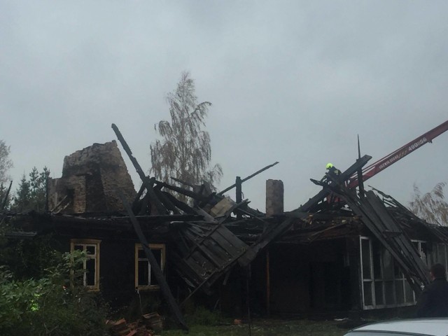 Gmina Stegna. Nad ranem, w środę, 1 listopada wybuchł pożar w Izbiskach. Doszczętnie spłonął zabytkowy dom podcieniowy.