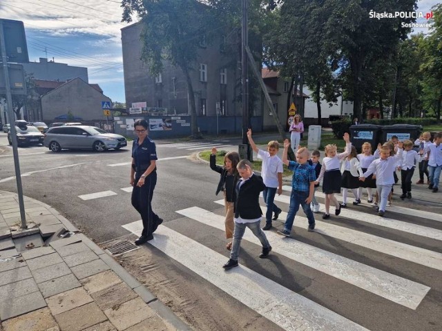 Sosnowieccy policjanci biorą udział w akcji, której celem jest profilaktyka z zakresu bezpieczeństwa najmłodszych. Zobacz kolejne zdjęcia. Przesuwaj zdjęcia w prawo - naciśnij strzałkę lub przycisk NASTĘPNE