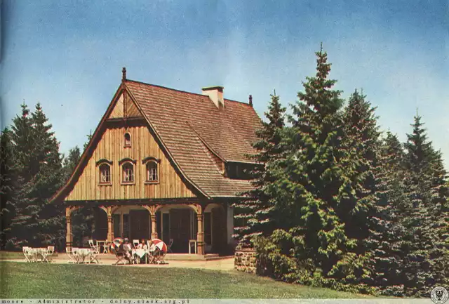Lata 1938-1939
Domek klubowy przy szczawieńskim polu golfowym. Zdjęcie z folderu reklamowego uzdrowiska Szczawno z 1939 r. Warto byłoby odrestaurować ten urokliwy budynek do takiego stanu