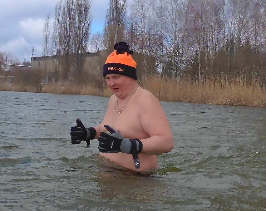 Klub Morsów Wektor ze Starachowic kibicuje zimie. Niedzielna kąpiel jeszcze przy mroźnej pogodzie. Zobacz zdjęcia 