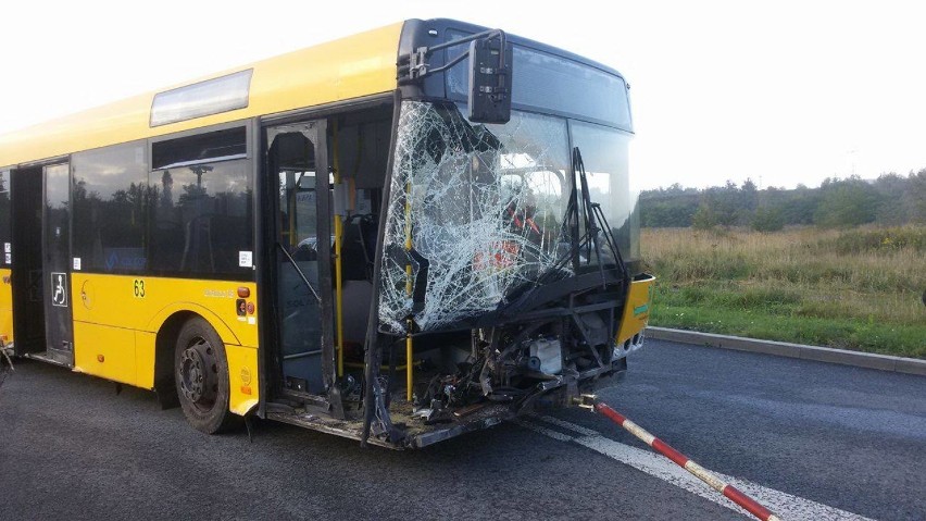 Wypadek autobusu na DTŚ w Świętochłowicach ZDJĘCIA. Autobus skosił latarnie i barierki energochłonne