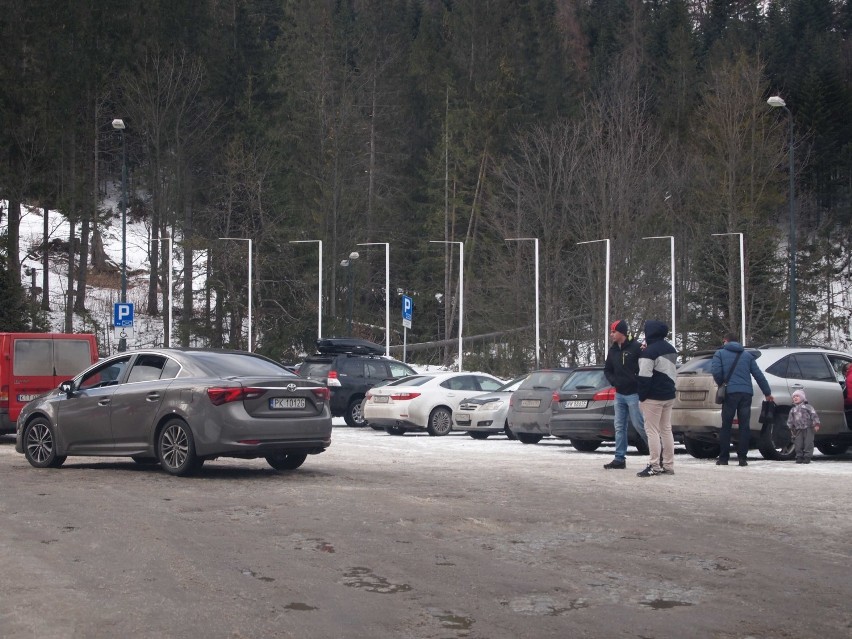 Tak w czwartek wyglądał plac w Kuźnicach. Turyści za nim...