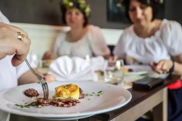 24.05.2023 gdansk.   restauracja winne grono.  pierwsza w polsce restauracja z certyfikatem panstwowego instytutu zootechniki.  warsztaty gastronomiczne "poznaj smak produktu rodzimego".
fot. karolina misztal / polska press/dziennik baltycki