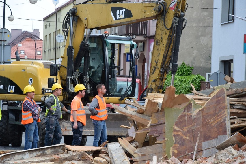 Wyburzają kamienicę przy ul. Śląskiej w Wieluniu. Są utrudnienia w ruchu [FOTO, WIDEO]