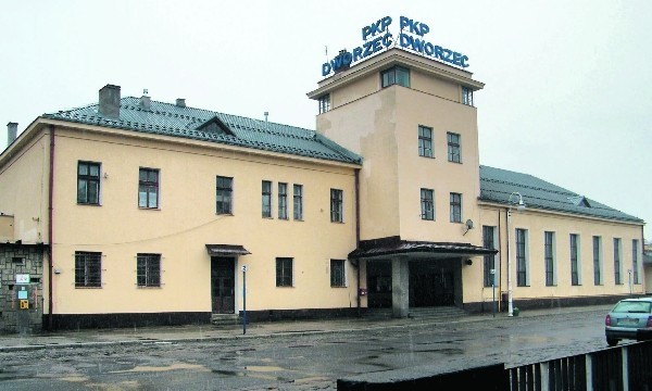 Przedwojenny budynek dworca PKP w Krynicy-Zdroju niszczeje od prawie dwóch lat z powodu braku decyzji władz PKP