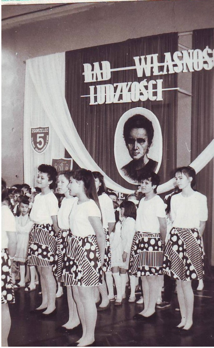 Absolwenci i nauczyciele Szkoły Podstawowej nr 5 w Zgorzelcu