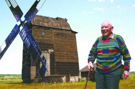- Szkoda, że wiatrak zniknie z naszego krajobrazu - mówi Franciszek Sikorski (86 lat) z Kowalewiczek. - Ale cieszymy się, że będzie zrekonstruowany.