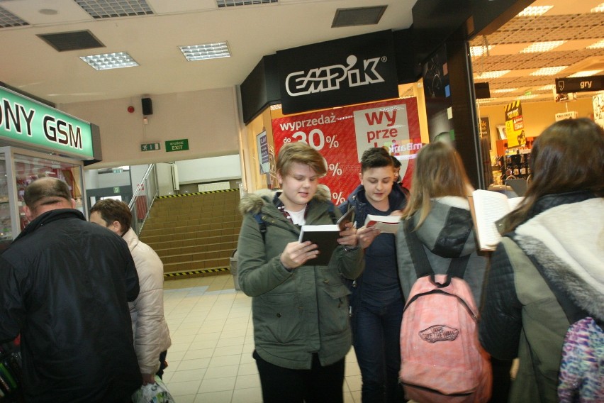 Nowy Sącz. Książkowy flash mob w galerii handlowej [ZDJĘCIA, WIDEO]