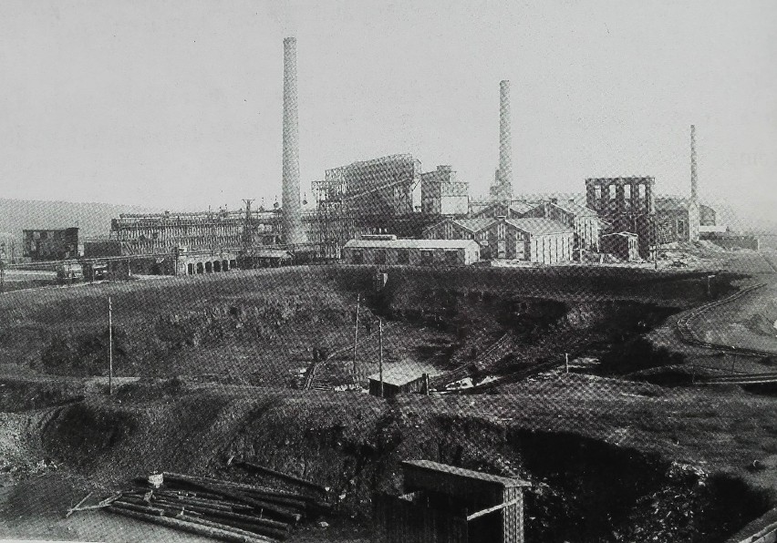 Rok 1913. Panorama koksowni od strony kopalni Emma.

-...