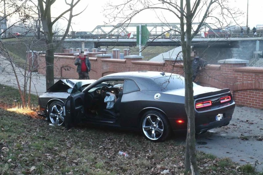Oto, jak pracownik myjni rozbił samochód za 160 tysięcy złotych. Zobacz film