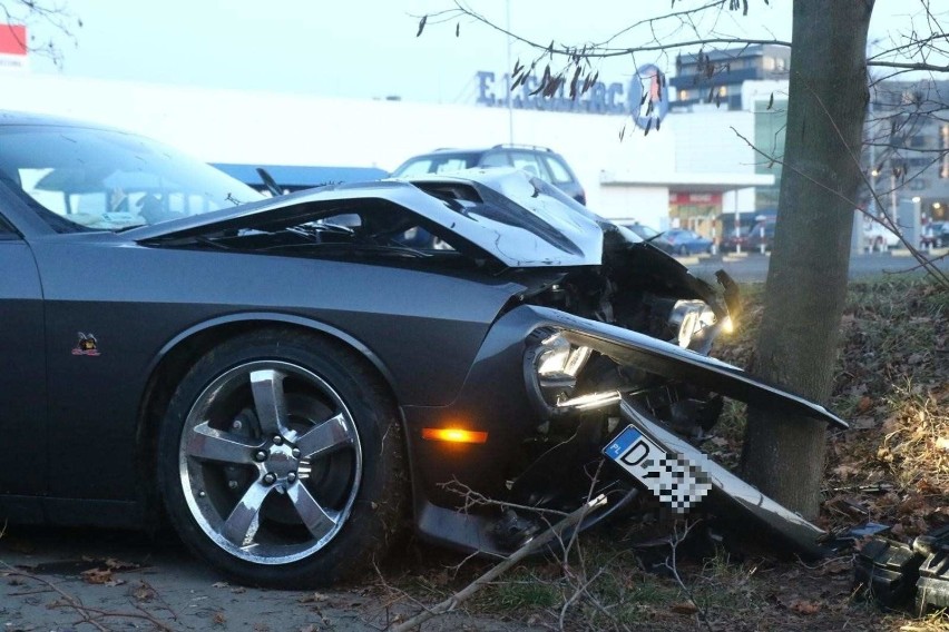 Oto, jak pracownik myjni rozbił samochód za 160 tysięcy złotych. Zobacz film