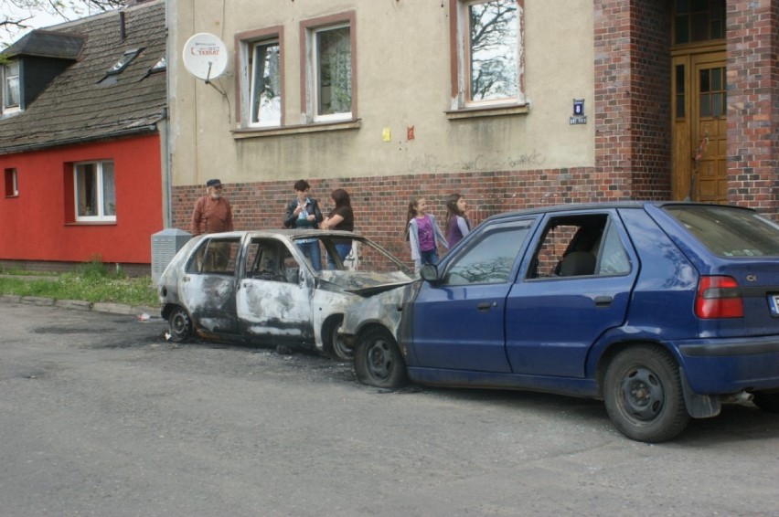 Przy spalonych autach wciąż pracuje biegły straży pożarnej (zdjęcia)