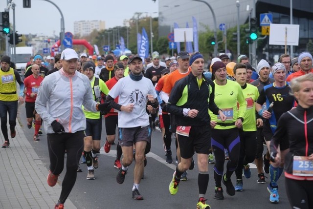 W niedzielę o 9 rano wystartowali uczestnicy 36. Toruń Maraton. Start i meta biegu na 42 195 m wyznaczono przy Arenie Toruń.