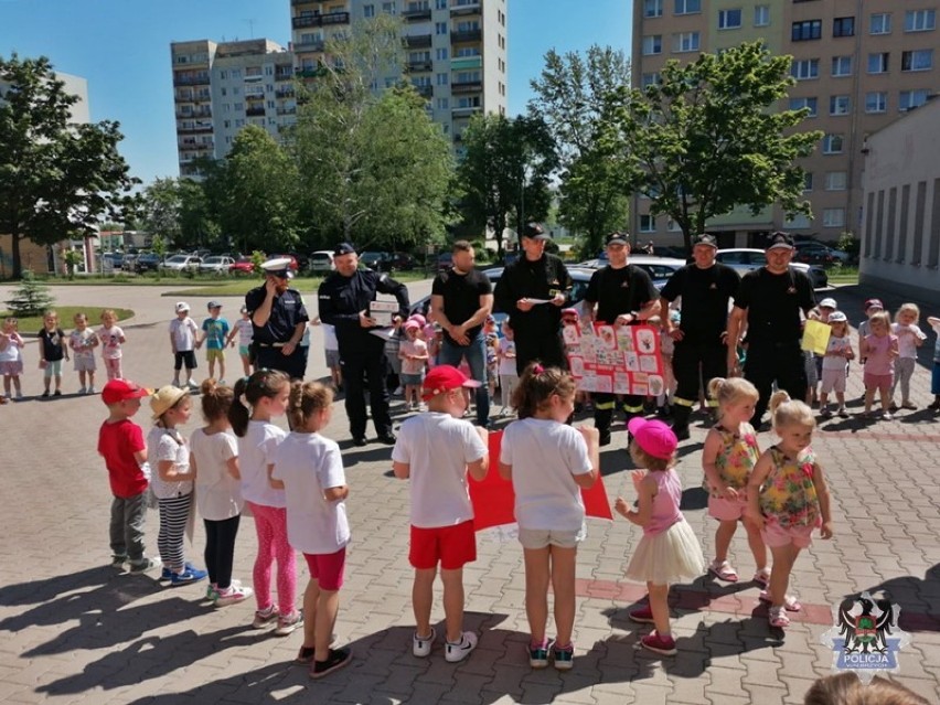 Policjanci i strażacy z Wałbrzycha rozmawiali z przedszkolakami z Podzamcza o bezpieczeństwie