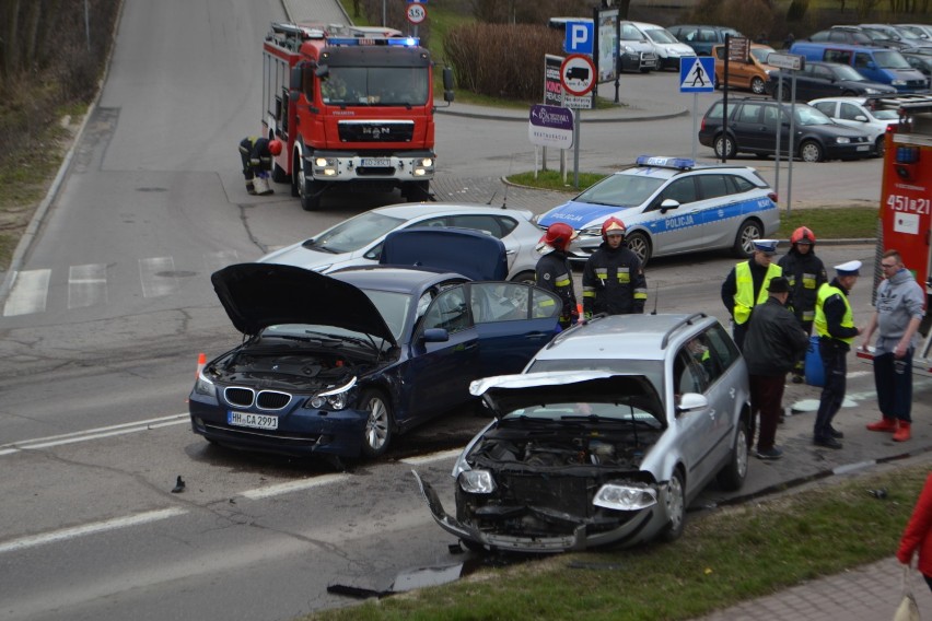Wypadek na ul. Szopińskiego w Kościerzynie. Zderzyły się dwa samochody osobowe [ZDJĘCIA]