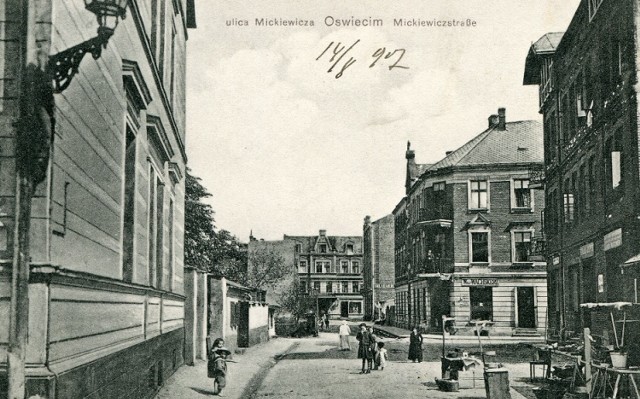 Ulica Mickiewicza. Z prawej widać pierwszą z kamienic Hennenberga, która wtedy stała jeszcze samodzielnie