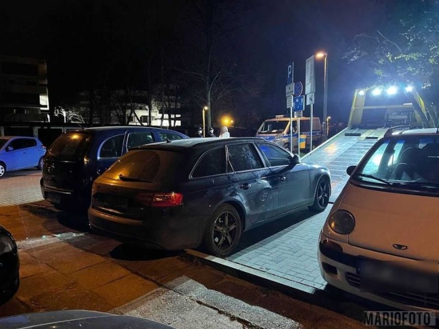 Audi znalezione przez policjantki z Opola zostało przewiezione na policyjny parking.