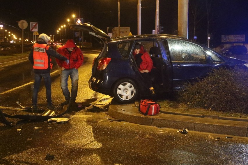 AKTUALIZACJA. Wypadek koło mostów Warszawskich, dwie osoby ranne. Sprawca pijany? [ZDJĘCIA]