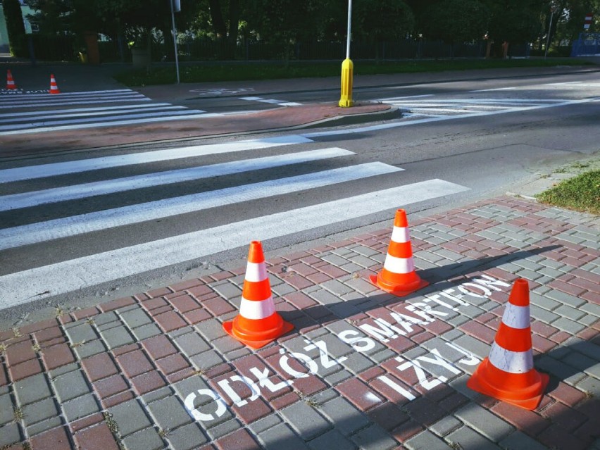 W Suwałkach przed przejściami dla pieszych wykonano napisy "Odłóż smartfon i żyj"