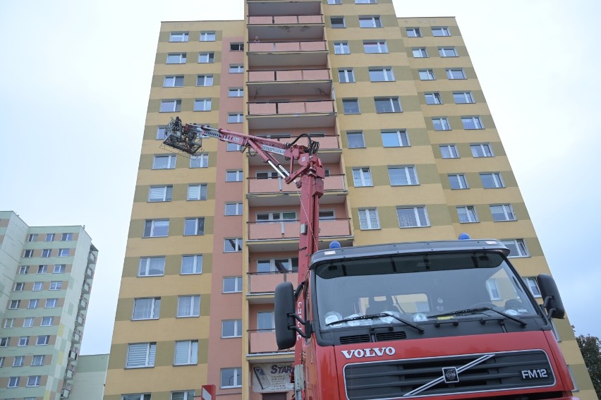 Ćwiczenia strażaków przy ul. Śniadeckich w Grudziądzu. Symulowali akcję gaśniczą w wieżowcu