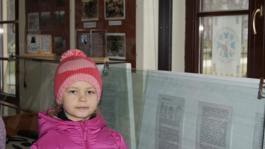 Uczniowie ze Szkoły Podstawowej im. Ks. Stanisława Konarskiego oglądali eksponaty w Bramie Parkowej w Skierniewicach [ZDJĘCIA]