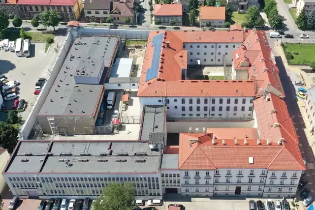 Solidne, austriackie mury wadowickiego więzienia, wybudowanego w drugiej połowie XIX wieku mają powstrzymać osadzonych przed próbami wydostania się na wolność