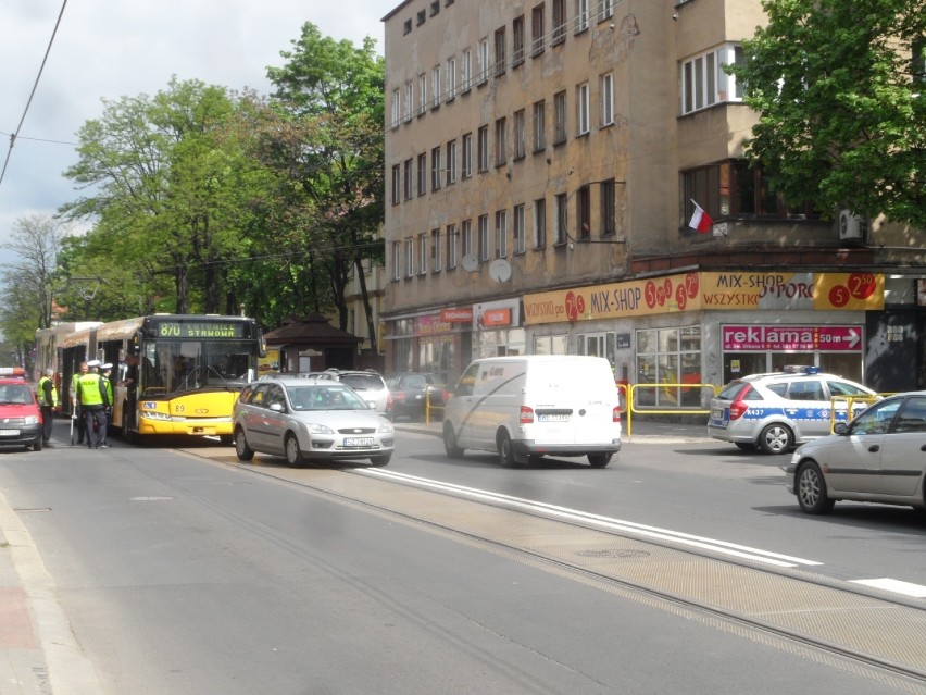 Kolizja autobusu w Zabrzu. Zderzenie z osobówką na 3 Maja