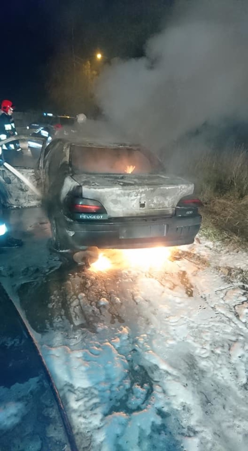 W nocy w sołectwie Wiślinka spłonął samochód osobowy [ZDJĘCIA]