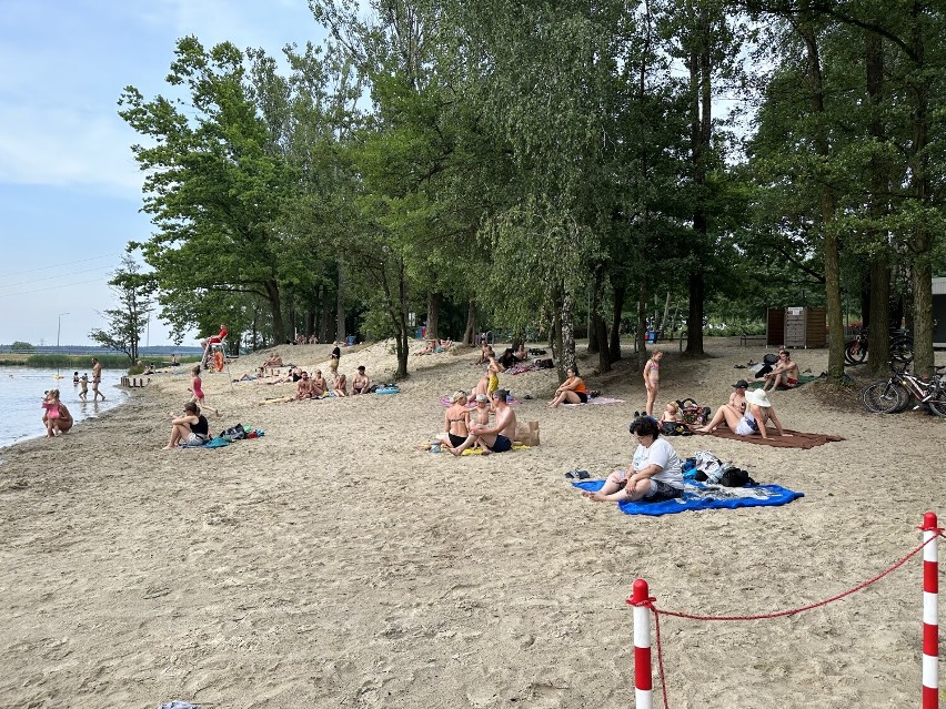 Kąpielisko Pniowiec w Rybniku już otwarte. Plaża jest pełna ludzi. Jakie atrakcje oferuje kąpielisko nad morzem rybnickim?