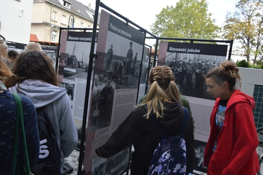 W 80. rocznicę sowieckiej agresji na Polskę odbył się wernisaż wystawy przed opolską siedzibą CMJW