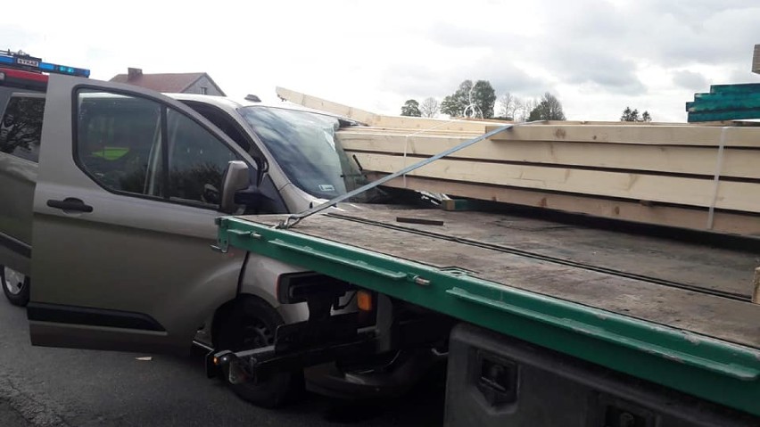 Groźny wypadek w Miszewie - drewniane belki przebiły się przez szybę samochodu