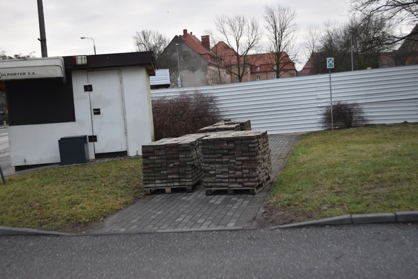 Budowlana działka przy Sikorskiego w Głogowie już ogrodzona. Niebawem stanie tam nowoczesny blok mieszkalny