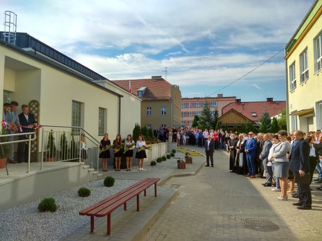 Uroczystość otwarcia warsztatów szkolnych i przecięcia wstęgi przez starostę Wojciecha Porzycha zgromadziła tłumy