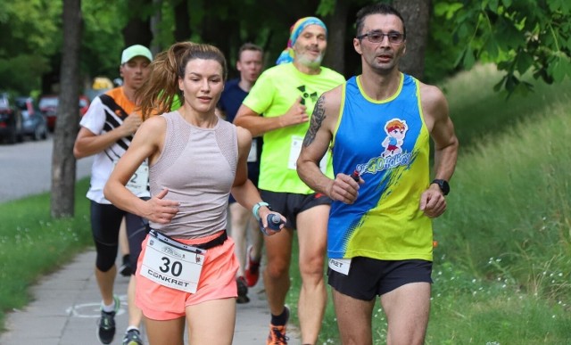 To był już siódmy tegoroczny bieg z cyklu Top Cross Torunia. W lasku przy ul. Bema dorośli mieli do pokonania jak zawsze dystans 6666 metrów (młodsi rywalizowali na krótszych odcinkach). Zobaczcie naszą fotorelację z imprezy, której pomysłodawcą i organizatorem jest znany biegacz Tadeusz Spychalski!