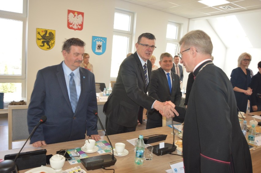 Biskup Arkadiusz Okroj poświęcił nową salę posiedzeń Rady Powiatu Kartuskiego - ZDJĘCIA, WIDEO