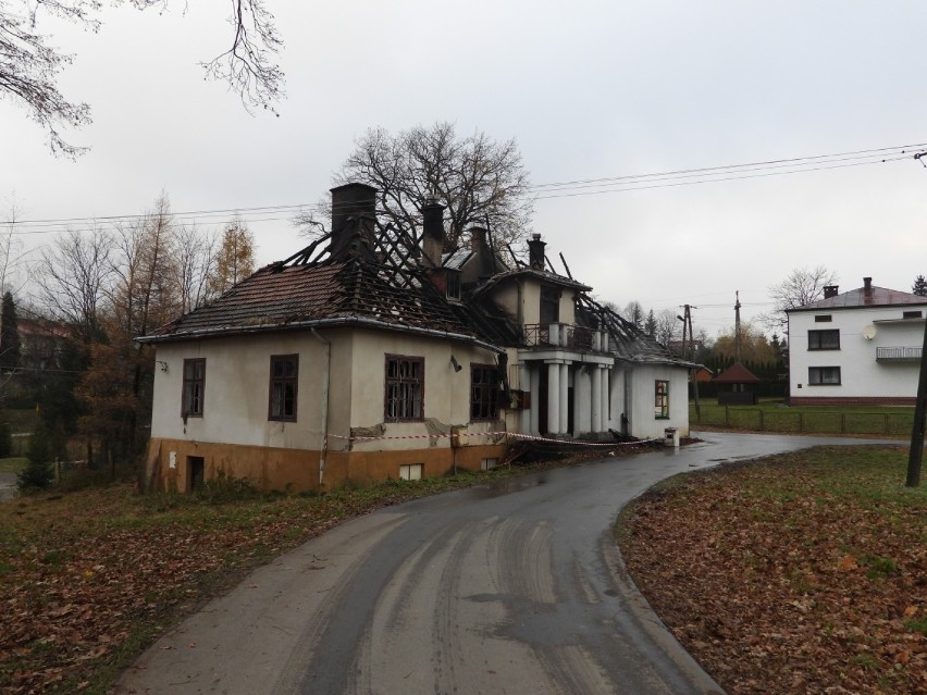 Podpalenie przyczyną pożaru zabytkowego dwór w Kobylanach. Sprawcy nie wykryto, śledztwo zakończyło się umorzeniem