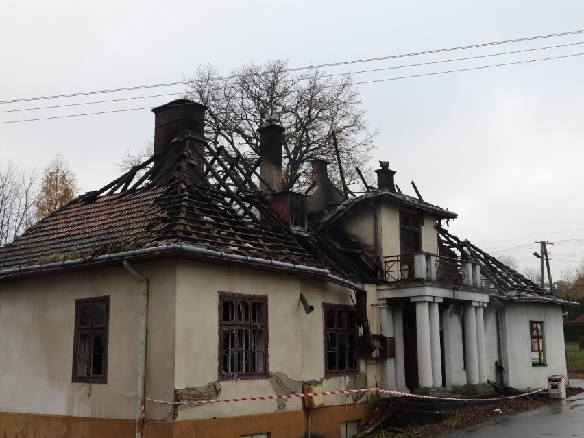 Podpalenie przyczyną pożaru zabytkowego dwór w Kobylanach. Sprawcy nie wykryto, śledztwo zakończyło się umorzeniem