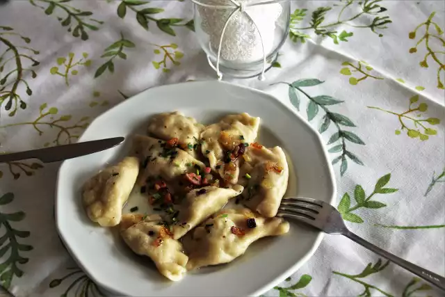 Tu zjesz najlepsze pierogi w Rzeszowie! Tak uważają nasi Czytelnicy. Kliknij na zdjęcie i zobacz kolejne slajdy. Kolejność ich zamieszczenia jest losowa, wszystkie restauracje zostały tak samo wyróżnione!