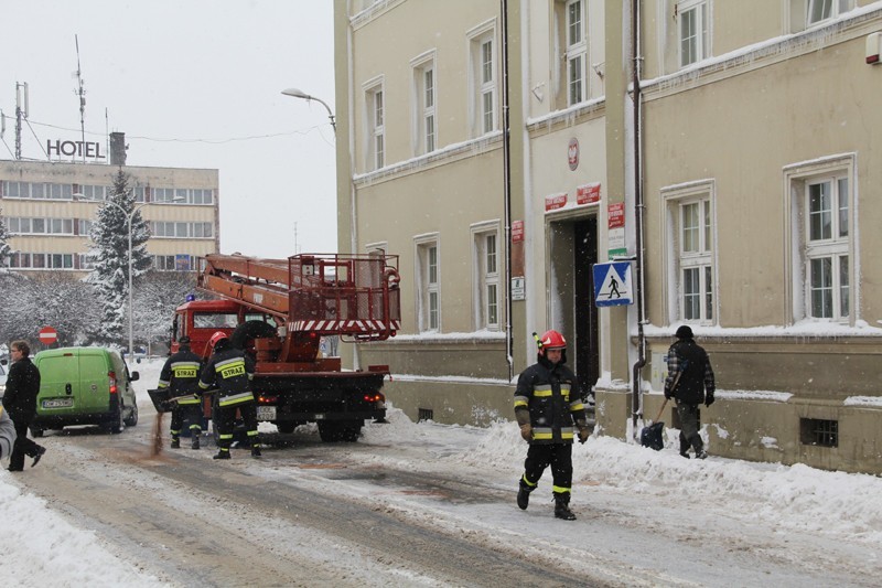 Strażacy usuwają śnieżne nawisy z dachu UMiG