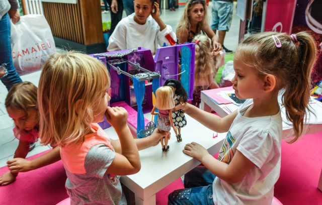 W sobotę 8 września na sześć godzin CH RONDO w Bydgoszczy zmieniło się w krainę najpopularniejszych zabawek dla dzieci. Maluchy mogły wziąć udział w warsztatach „Barbie – możesz być kim chcesz” oraz atrakcjach z Hot Wheels w roli głównej. 

Spotkanie dzieci z Barbie oraz Hot Wheels zorganizowano, aby umilić najmłodszym rozpoczęcie roku szkolnego. Dzieci mogły poznać tajniki zawodu lekarki i astronautki i wziąć udział w warsztatach plastycznych oraz budowaniu wielkiego toru wyścigowego Hot Wheels.

Zobacz także: Tłumy odwiedziły Jarmark Kujawsko-Pomorski w Myślęcinku w Bydgoszczy [zdjęcia, wideo]

Dla najmłodszych przygotowano kilka stref do zabawy. Było stanowisko Barbie-lekarki z warsztatami udzielania pierwszej pomocy oraz grami i zabawami dla najmłodszych; było także stanowisko Barbie-astronautki z mobilnym planetarium oraz warsztatami astronomicznymi; wystawa lalek Barbie liczyła 40 lalek z linii Fashonistas;
a w strefie Hot Wheels dzieci mogły stworzyć wielki tor samochodowy, bawić się autkami oraz wziąć udział w warsztatach kreatywnych.

Zobacz również: "Flesz. Nowy Kodeks pracy. Co się zmieni?"
