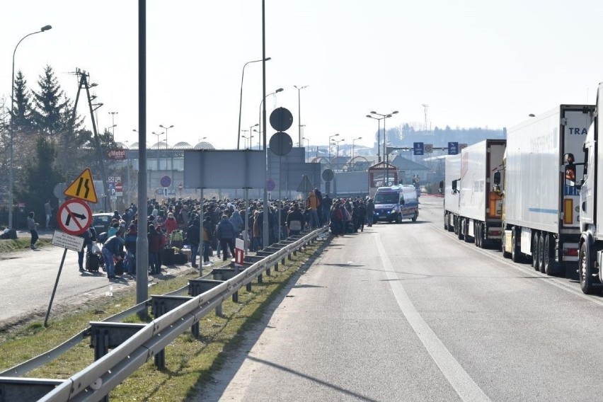 Dramatyczna sytuacja na przejściach granicznych z Ukrainą. Tysiące osób czekają na odprawę w Hrebennem i Dorohusku. Zobacz zdjęcia