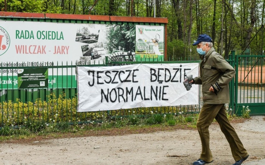 Banery z takimi napisami pojawiły się na ogrodzeniu Rady...