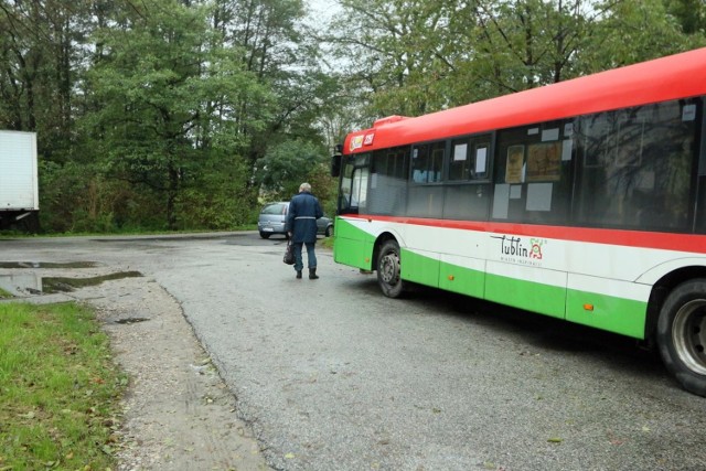 Zdjęcie ilustracyjne/Uczniowie z gminy Dębowa Łąka, pomimo innych planów urzędników, od września mogli dojeżdżać do szkoły autobusem. Teraz, z uwagi na zdalne zajęcia, autobusami jednak nie dojeżdżają