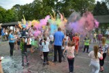 Dzień Kolorów Holi i Baniek Mydlanych na targowisku w Rawiczu (04.09.2022). Dobrze bawiły się nie tylko dzieci, ale i dorośli! [ZDJĘCIA]