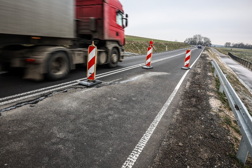 Zapadł się asfalt na nowej drodze Osieczna – Goniembice....