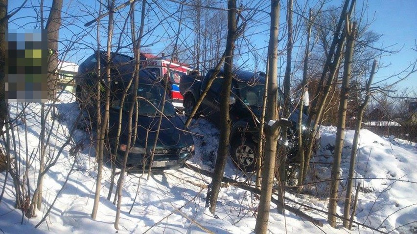 Las: Zderzyły się dwa samochody. Jedna osoba trafiła do szpitala [ZDJĘCIA]