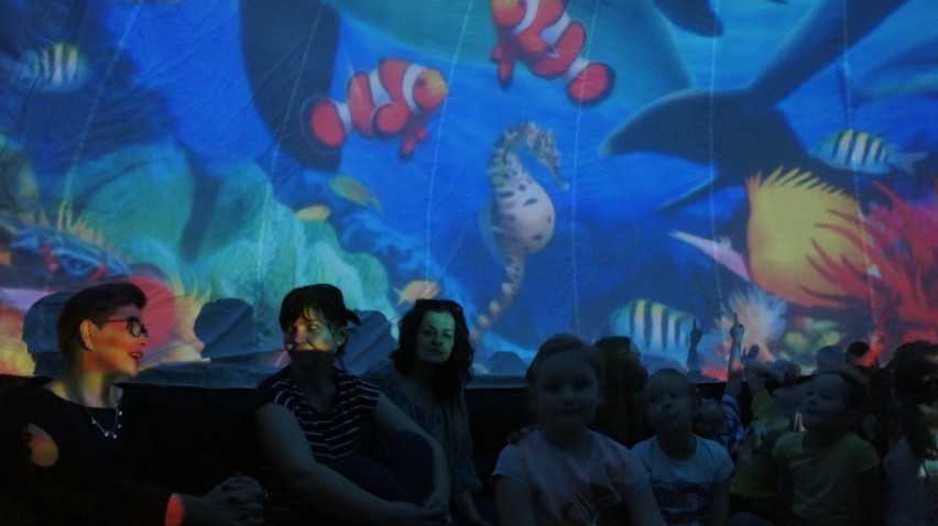 Mobilne oceanarium zaprosiło dzieci do podwodnych głębin