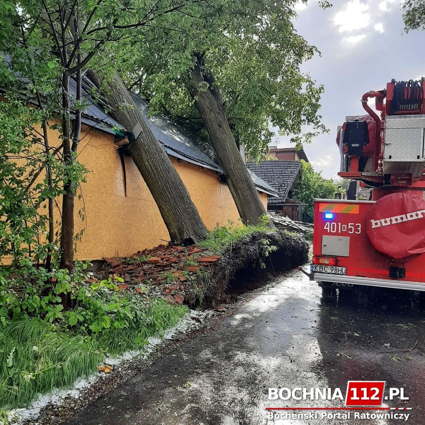 Aktualnie straż pożarna usuwa skutki burzy