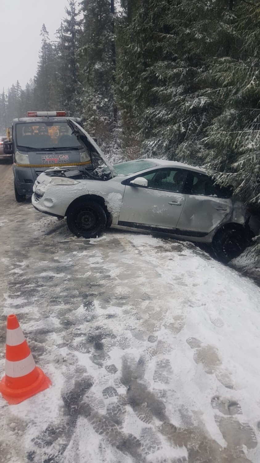 Kolizja w Sieniawie. Zderzył się tam bus z autem osobowym....